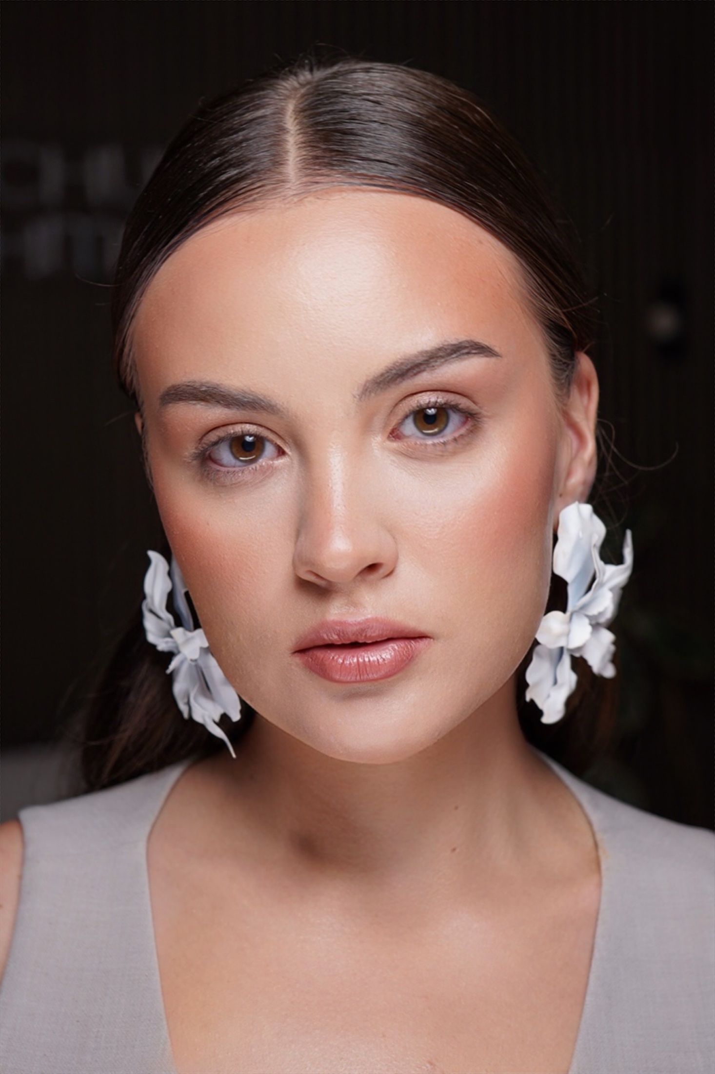Eleganter, natürlicher Make-up-Look mit floralen Ohrringen