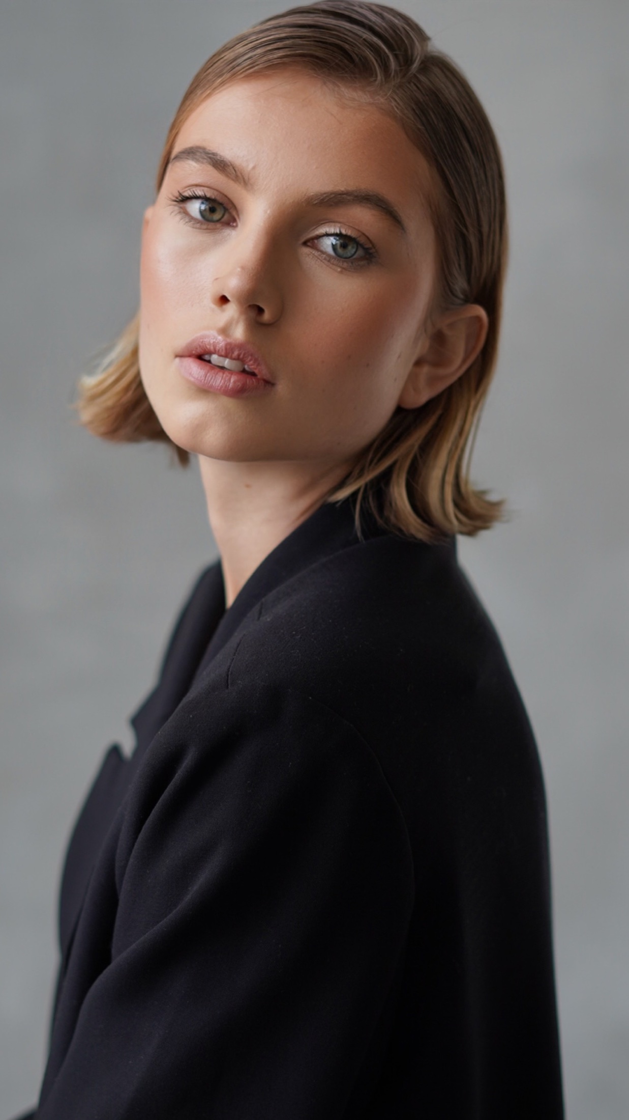 Moderner Beauty-Look mit schwarzem Blazer